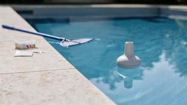 Poolthermometer im Wasser zur Messung der Wassertemperatur und Steuerung der Poolpflege