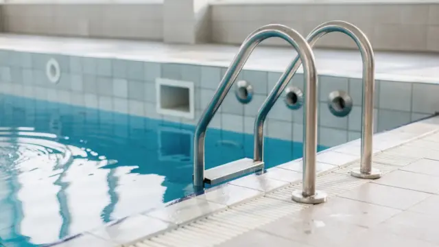 Pool-Einbauteile prüfen: Leiter, Skimmer und Düsen am Swimmingpool