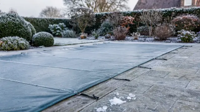 Abgedeckter Pool im Winter mit Frostschutz gegen Schmutz und Algen