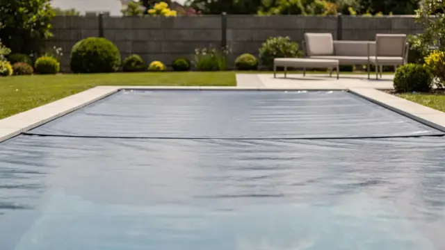 Abgedeckter Privatpool im Garten als Motiv zur Pflicht der Poolabdeckung in Deutschland