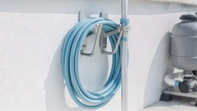 Halterung für Poolschlauch und Stange an der Poolwand mit Schlauch, Stange und Befestigungsteilen