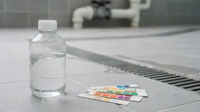 Poolwasser-Test im Wartungsbereich mit Ablaufkanal – Thema: Chlorwasser ins Abwasser