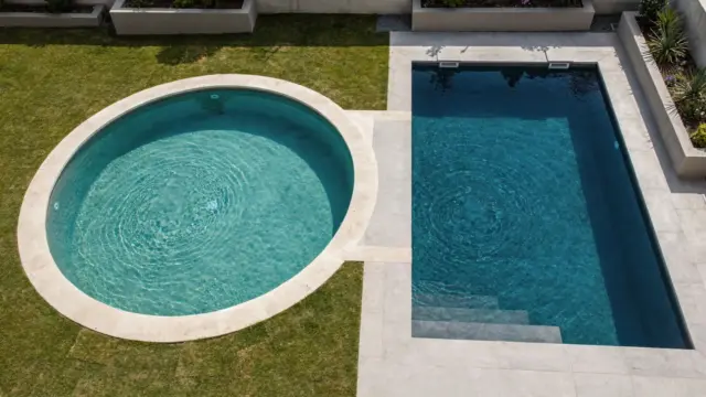 Runder und rechteckiger Pool im Garten als Vergleich zum Thema Poolform