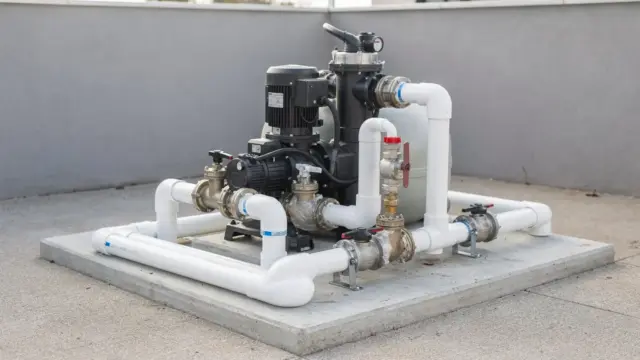 Pooltechnik frostsicher machen: Pumpe, Filter und Leitungen in einer vorbereiteten Poolanlage