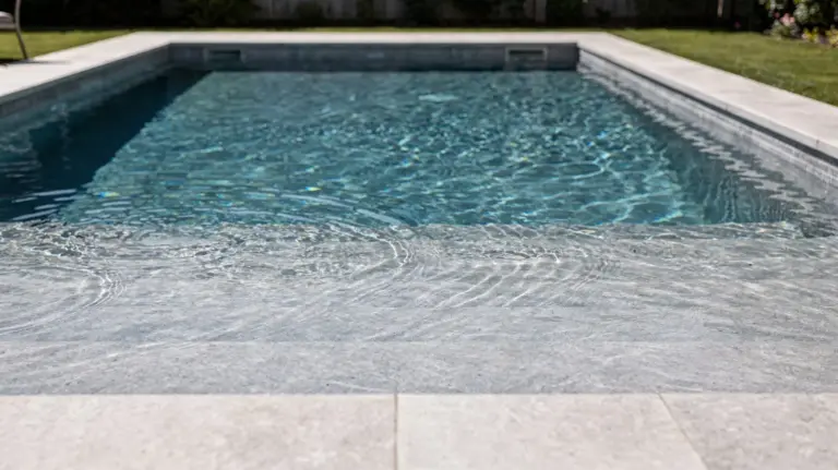 Moderner Pool mit unterschiedlichen Tiefen: Wassertiefe für Nutzung, Sicherheit und Bauart