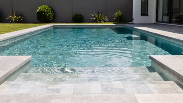 Moderner Pool mit unterschiedlicher Pooltiefe im Garten