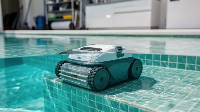 Poolroboter im Schwimmbecken bei der Reinigung, passend zum Thema Poolroboter benutzen
