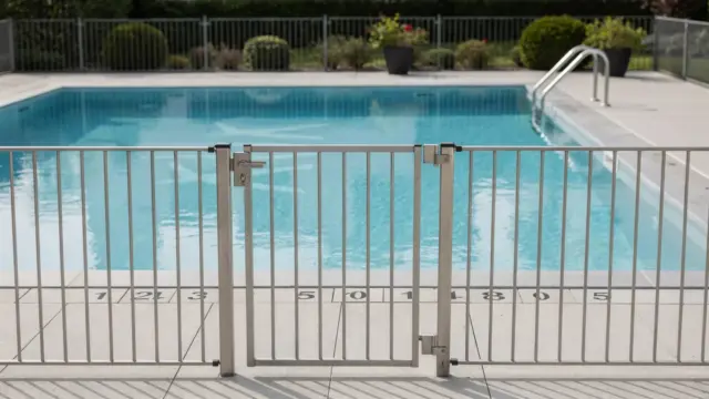 Privater Pool mit Zaun und Sicherheitsmerkmalen zu Pool Vorschriften privat in Deutschland