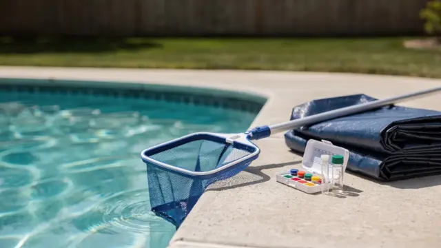 Pool nach der Winterpause mit Skimmer und Wassertest-Set zur Vorbereitung auf den Saisonstart