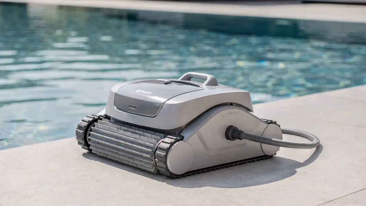 Automatischer Poolreiniger neben einem Swimmingpool – Thema des Artikels zur Auswahl und Nutzung von Poolreinigern